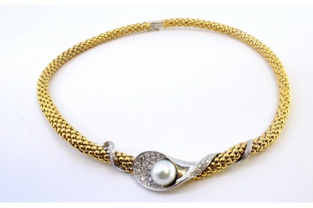 Colar em ouro amarelo e branco com diamantes em talhe brilhante e pérola barroca.