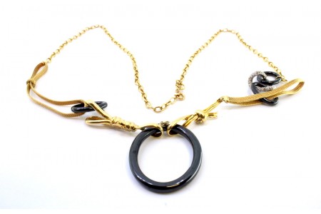 Colar em ouro bicolor nielado com diamantes em talhe brilhante e corrente em malha cadeado.