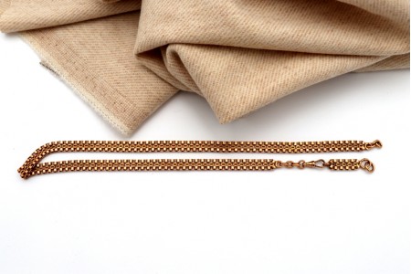  Colar/corrente de relógio em ouro recortado com elos entrelaçados.