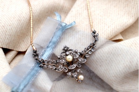  Colar em ouro e prata com diamante em talhe brilhante e lascas, peróla de cultura e pigente basculante.