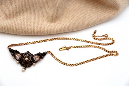 Colar em ouro e prata com lascas de diamante no centro recortado e quatro pérolas de cultura.