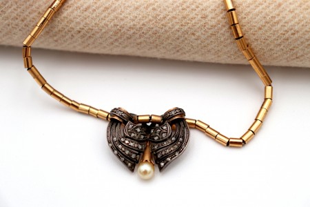 Colar em ouro e prata com lascas de diamante e pérola de cultura em pigente.
