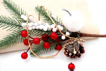 Colar em ouro e prata com lascas de diamante e pérola de cultura em pigente.