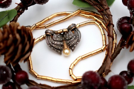 Colar em ouro e prata com lascas de diamante e pérola de cultura em pigente.