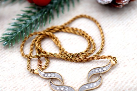 Colar em ouro com lascas de diamantes e pérola de cultura em pingente basculante.