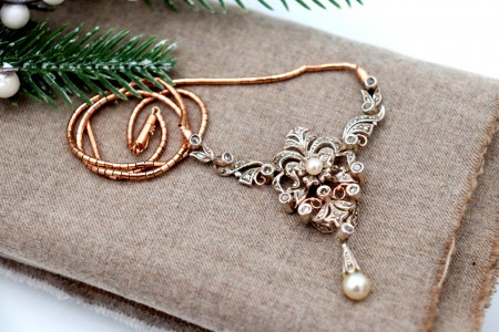Colar em ouro e prata com lascas de diamantes pérola e pingente com pérola de cultura.