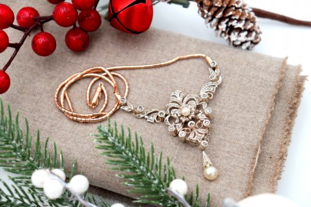 Colar em ouro e prata com lascas de diamantes pérola e pingente com pérola de cultura.