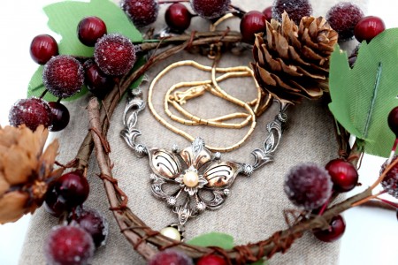 Colar em ouro e prata com lascas de diamante e pérolas de cultura em pingente.