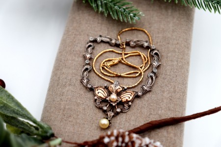 Colar em ouro e prata com lascas de diamante e pérolas de cultura em pingente.