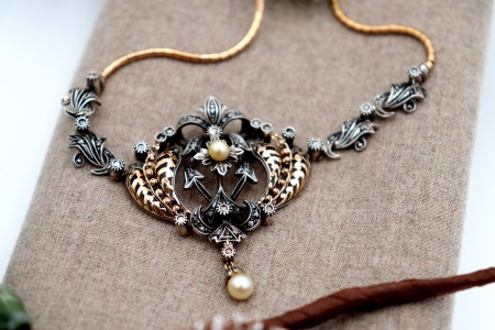 Colar em ouro e prata com lascas de diamante recortado com pérola de cultura em pingente articulado.