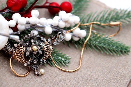 Colar em ouro e prata com lascas de diamante recortado com pérola de cultura em pingente articulado.