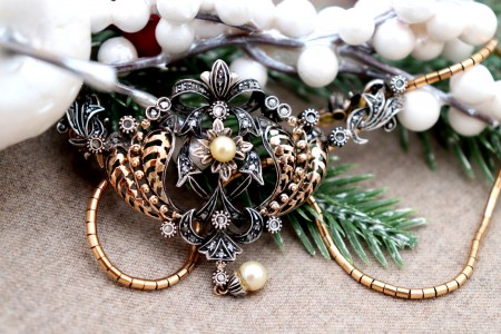 Colar em ouro e prata com lascas de diamante recortado com pérola de cultura em pingente articulado.