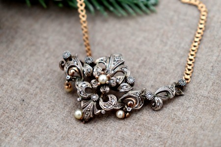 Colar em ouro e prata com lascas de diamante e pérolas de cultura em forma de pingentes articulados.