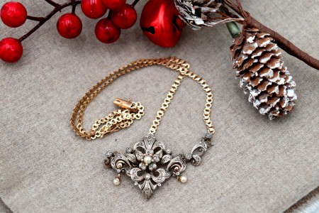 Colar em ouro e prata com lascas de diamante e pérolas de cultura em forma de pingentes articulados.