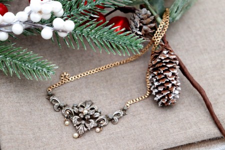 Colar em ouro e prata com lascas de diamante e pérolas de cultura em forma de pingentes articulados.