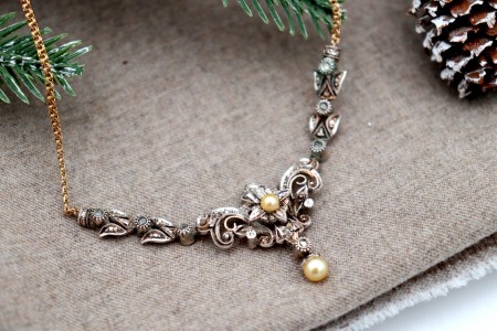 Colar em ouro e prata com lascas de diamantes e pérolas de cultura em pingente.
