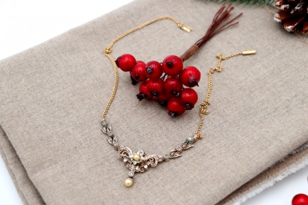 Colar em ouro e prata com lascas de diamantes e pérolas de cultura em pingente.