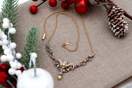 Colar em ouro e prata com lascas de diamantes e pérolas de cultura em pingente.