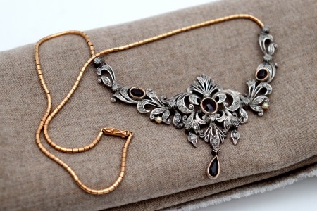 Colar em ouro e prata com lascas de diamantes e granadas incrustadas.