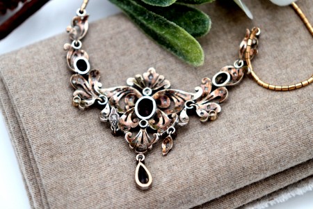 Colar em ouro e prata com lascas de diamantes e granadas incrustadas.