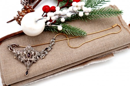 Colar em ouro e prata com lascas de diamantes e granadas incrustadas.