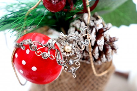 Colar em ouro e prata com lascas de diamante e pérola de cultura no centro.