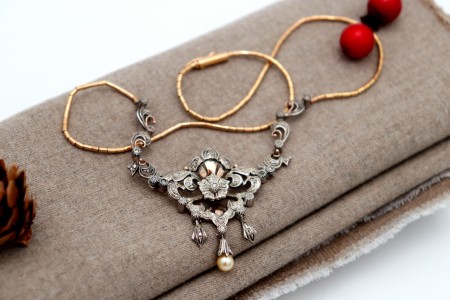 Colar em ouro e prata com lascas de diamantes e pérolas de cultura em forma de pingentes articulados.