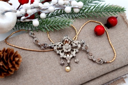 Colar em ouro e prata com lascas de diamantes e pérolas de cultura em forma de pingentes articulados.