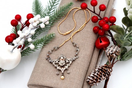 Colar em ouro e prata com lascas de diamantes e pérolas de cultura em forma de pingentes articulados.