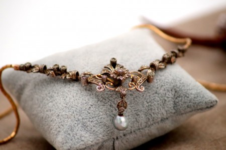 Colar em ouro e prata com lascas de diamante e pérola barroca em pingente basculante.