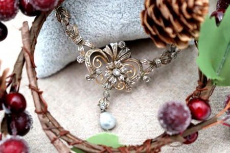 Colar em ouro e prata com lascas de diamante e pérola barroca em pingente basculante.