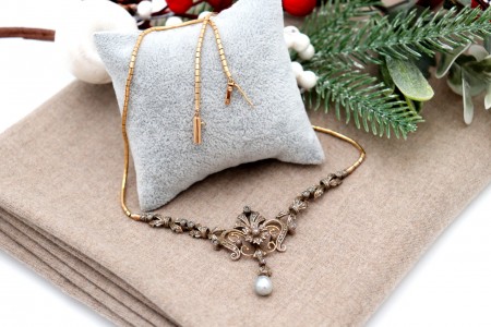 Colar em ouro e prata com lascas de diamante e pérola barroca em pingente basculante.