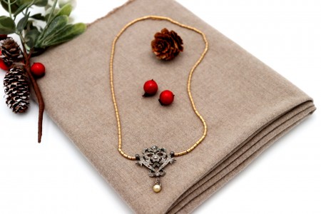 Colar em ouro e prata com lascas de diamante em talhe brilhante e pérola de cultura em pingente articulado.