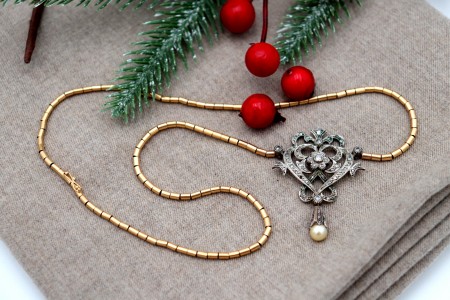 Colar em ouro e prata com lascas de diamante em talhe brilhante e pérola de cultura em pingente articulado.