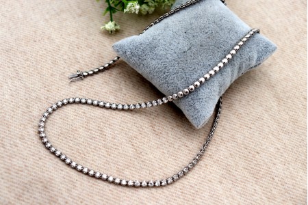 Gargantilha em ouro branco com elos encadeados e diamantes (76) em talhe brilhante incrustados