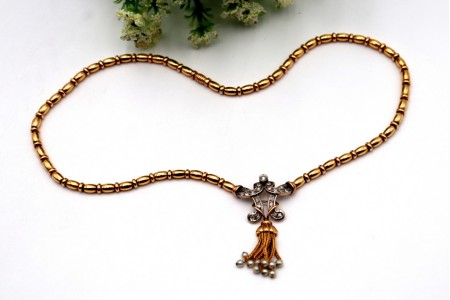 Colar em ouro bicolor com diamantes (3) em talhe brilhante antigo e lascas 