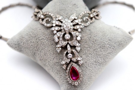 Colar em platina com diamantes (382) em talhe brilhante e pingente articulado 