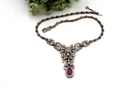 Colar em platina com diamantes (382) em talhe brilhante e pingente articulado 