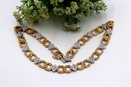 Colar em ouro bicolor com elos articulados em formato geométrico e diamantes (49
