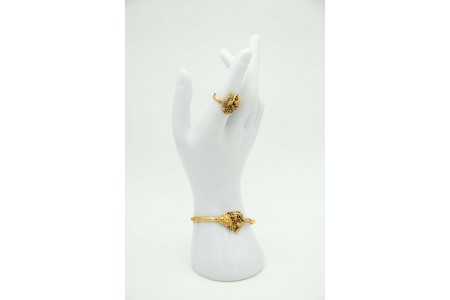 Conjunto de pulseira e anel em ouro com formato de pantera e diamantes (5) 