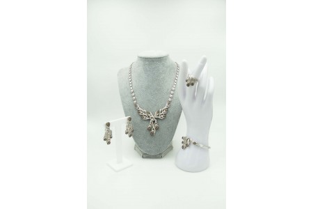 Conjunto de gargantilha, pulseira, brincos e anel em ouro branco com diamantes 