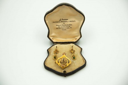 Conjunto de brincos e pregadeira em ouro amarelo com diamantes