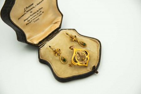 Conjunto de brincos e pregadeira em ouro amarelo com diamantes