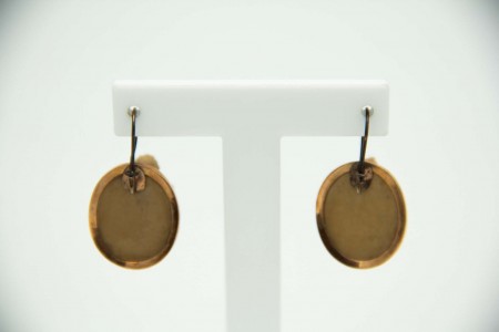 Conjunto de brincos e pregadeira com aros ouro amarelo e figuras angélicas de vu