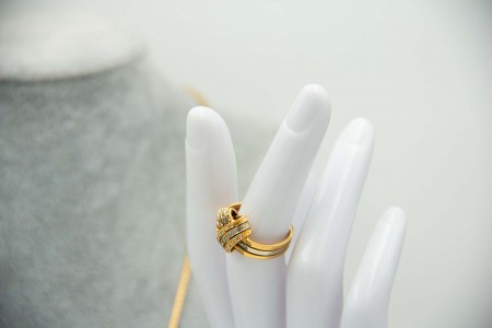 Conjunto de gargantilha em ouro bicolor com brincos e anel com diamantes (195) 