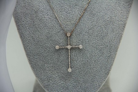 Conjunto de crucifixo e anel em ouro branco com diamantes
