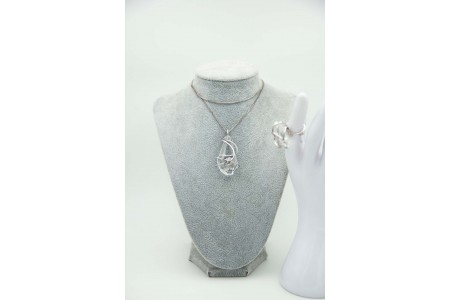  Conjunto em ouro branco de gargantilha e anel com diamantes (108) e iolites 