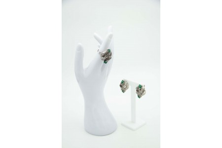 Conjunto em ouro branco de brincos e anel com esmeraldas e diamantes