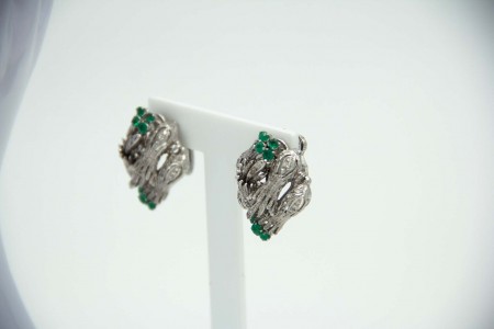 Conjunto em ouro branco de brincos e anel com esmeraldas e diamantes