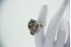 Conjunto em ouro branco de brincos e anel com esmeraldas e diamantes